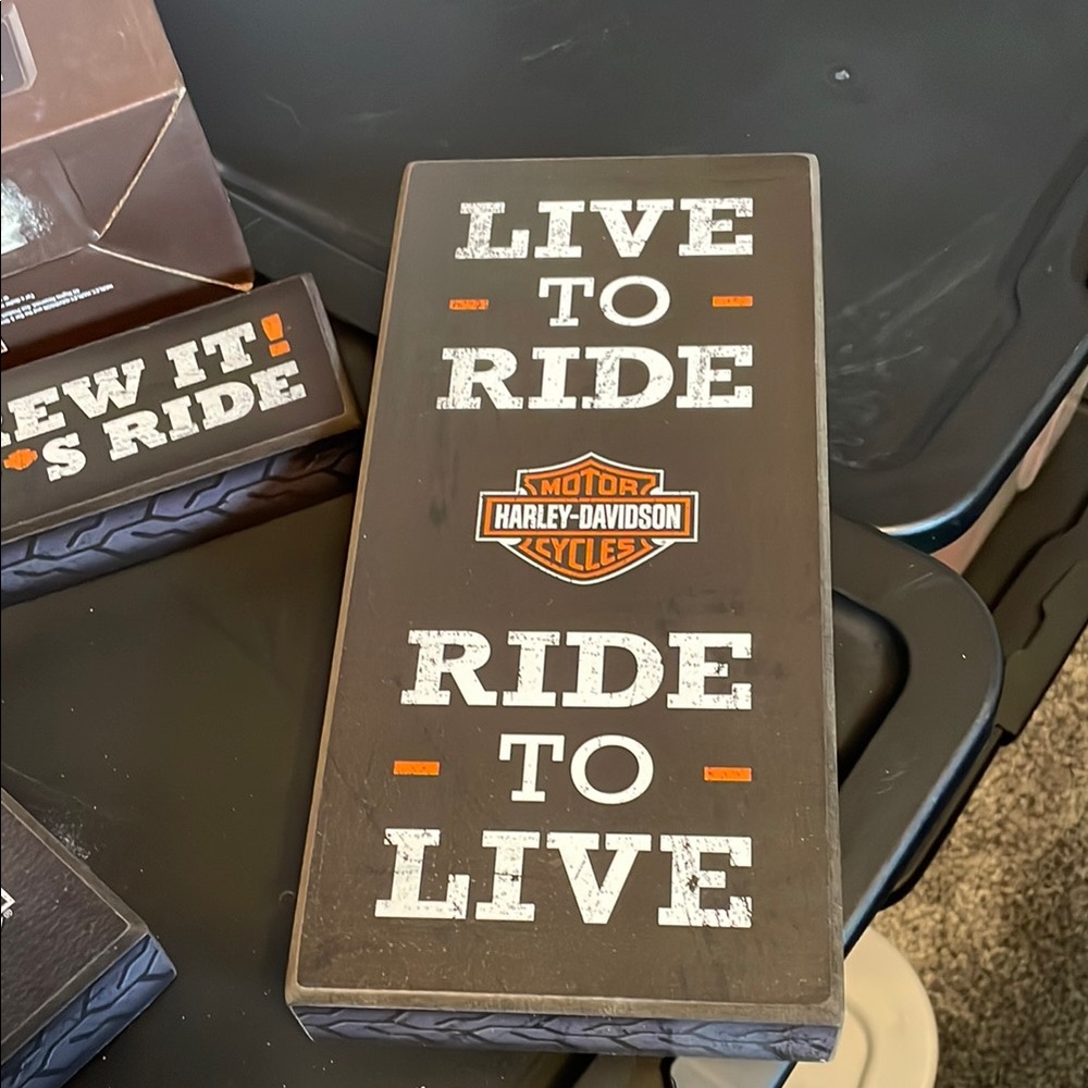 Harley-Davidson Sign Set with Black, Orange, and White - Picture 5 of 5
